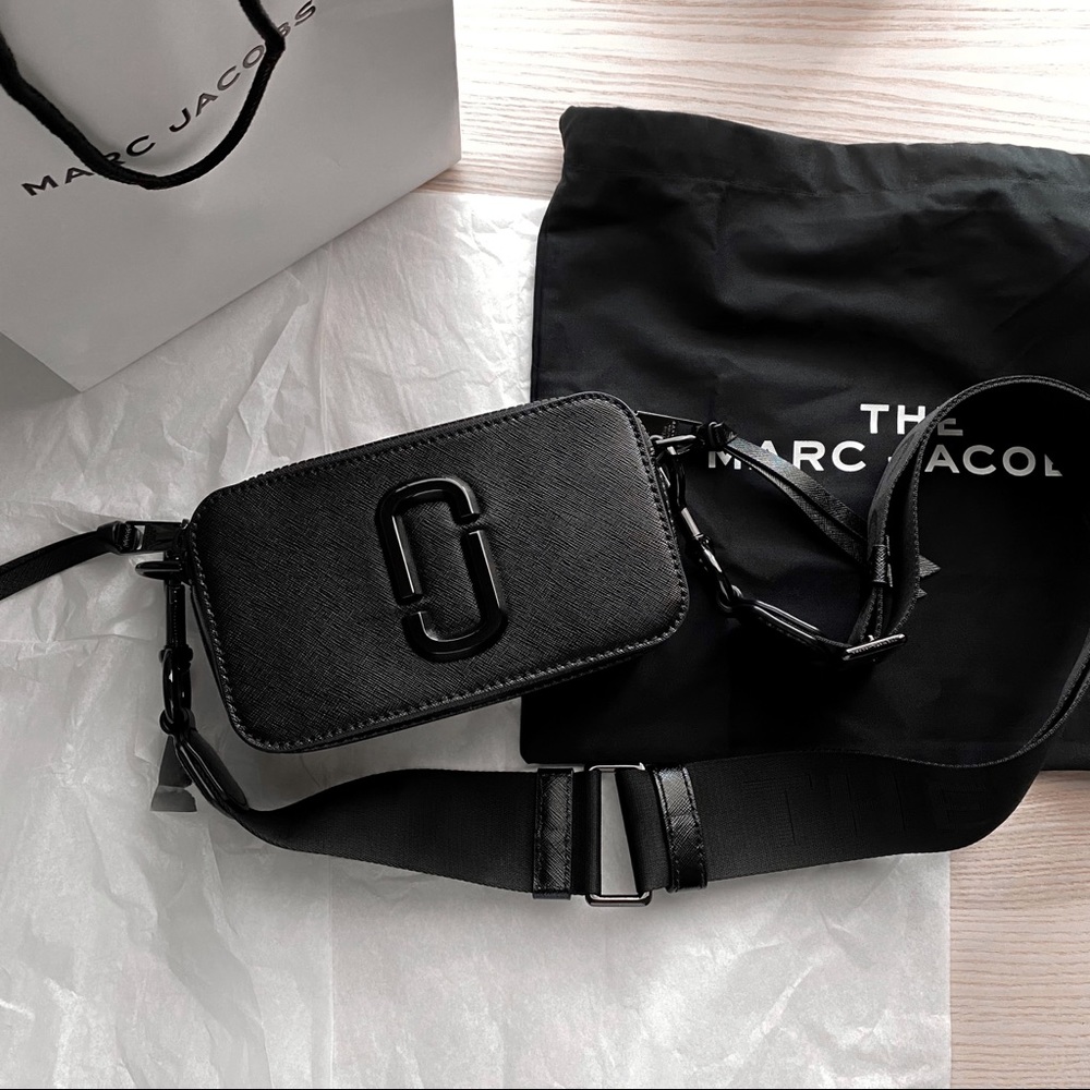 Marc Jacobs camera bag THE
SNAPSHOT DTM Black with an adjustable strap